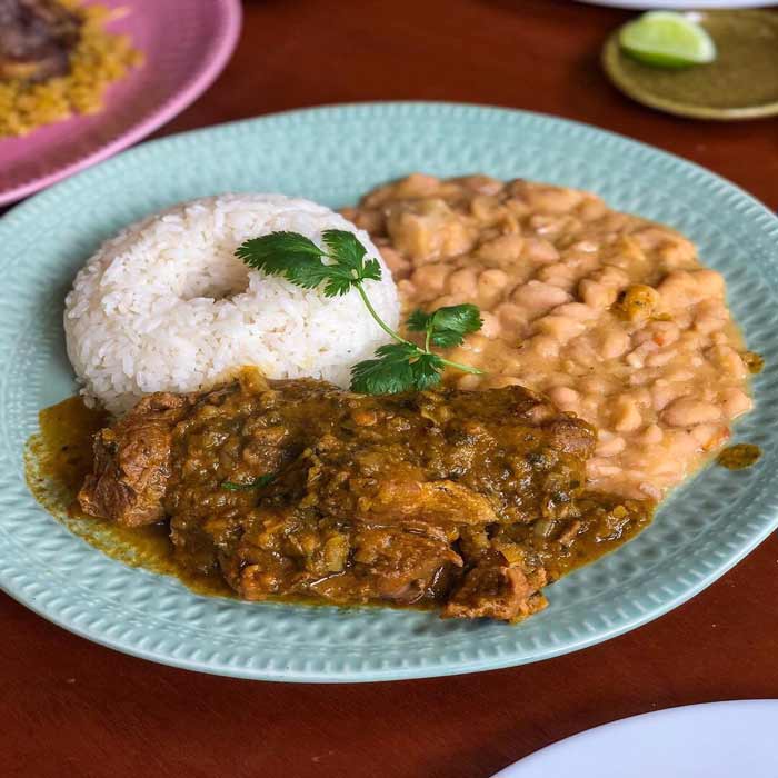 receta de cabrito a la norteña acompañada con arroz blanco y frejoles
